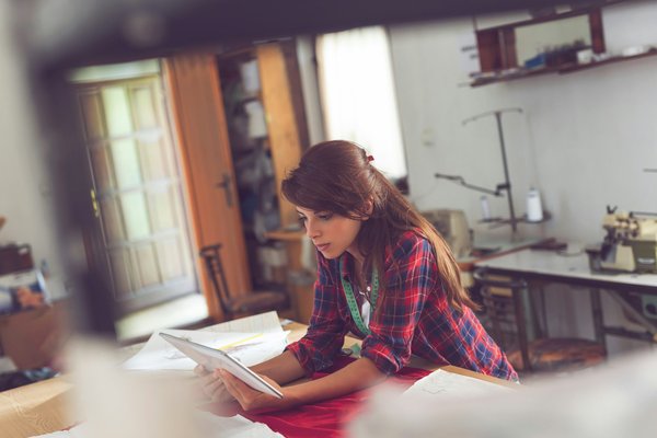 How to design a kitchen floor plan that includes a mudroom integration?