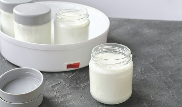 Which features in a yogurt maker contribute to the best home-made yogurt?